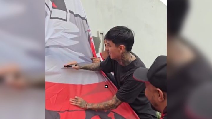 Torcida do Flamengo homenageia Pulgar com bandeirão e volante retribui carinho