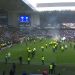 Tradicional clássico europeu veta torcida visitante após confusão e invasão de campo