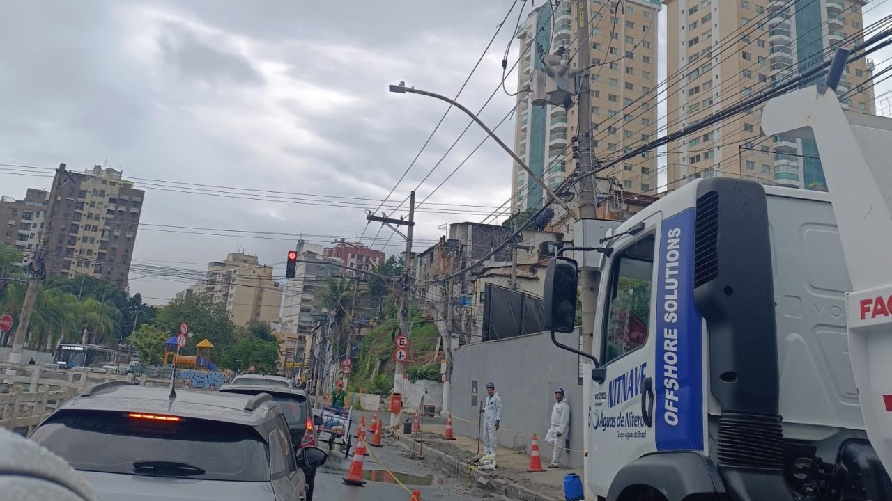 Trânsito é liberado na Ary Parreiras após obras de saneamento em Icaraí