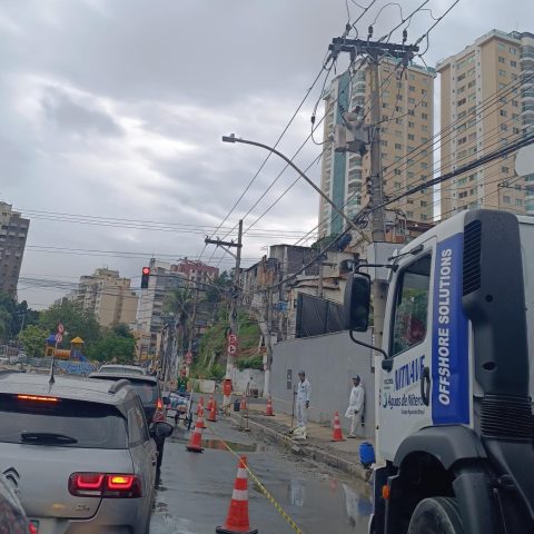 Trânsito é liberado na Ary Parreiras após obras de saneamento em Icaraí