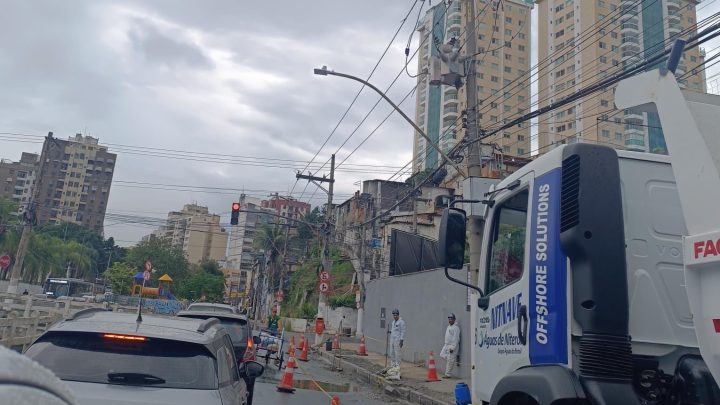 Trânsito é liberado na Ary Parreiras após obras de saneamento em Icaraí