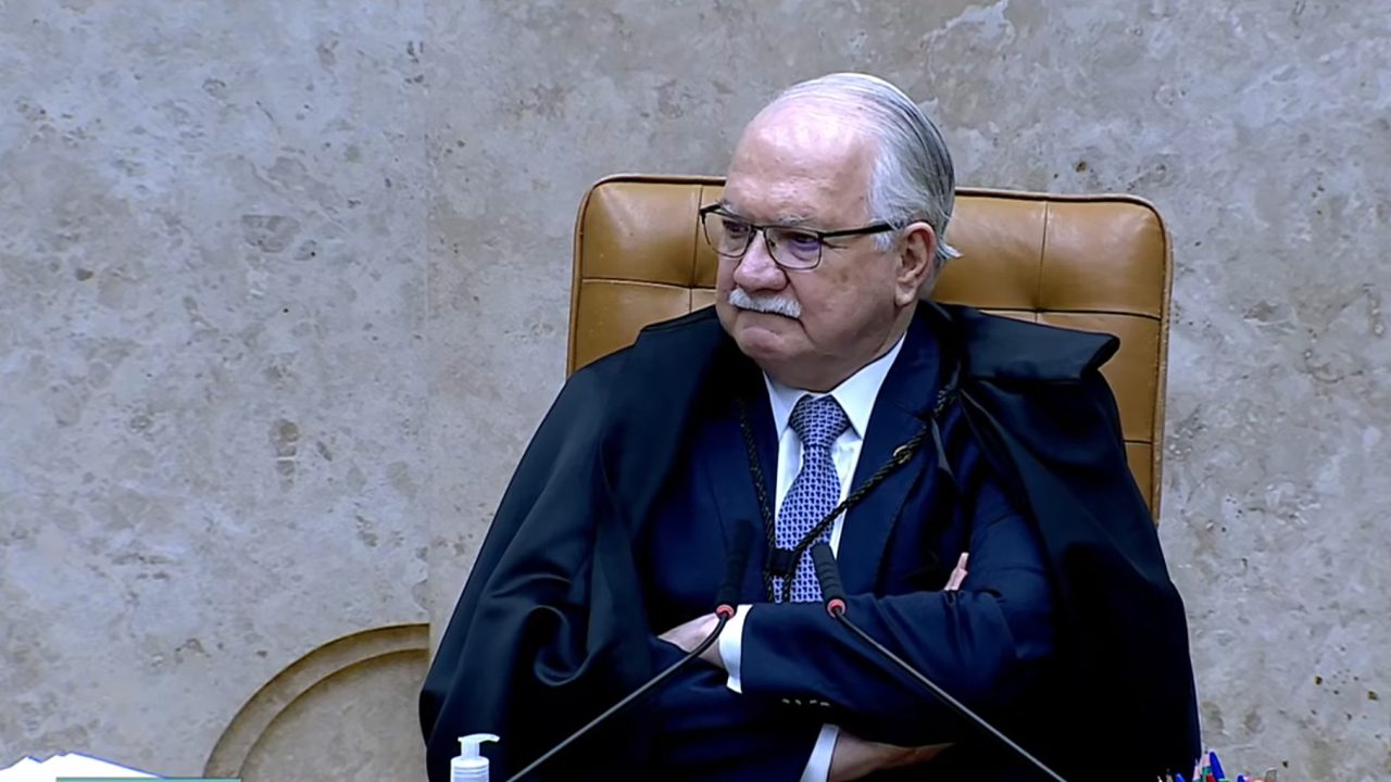 Transmissão do STF evita mostrar bate-bocas em sessão sobre mensagens de Vorcaro a Moraes e exibe Fachin em momentos de tensão