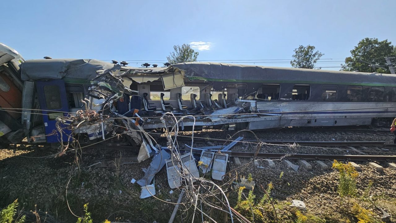Trem descarrila após bater em caminhão na Polônia; uma pessoa morre e 20 ficam feridas