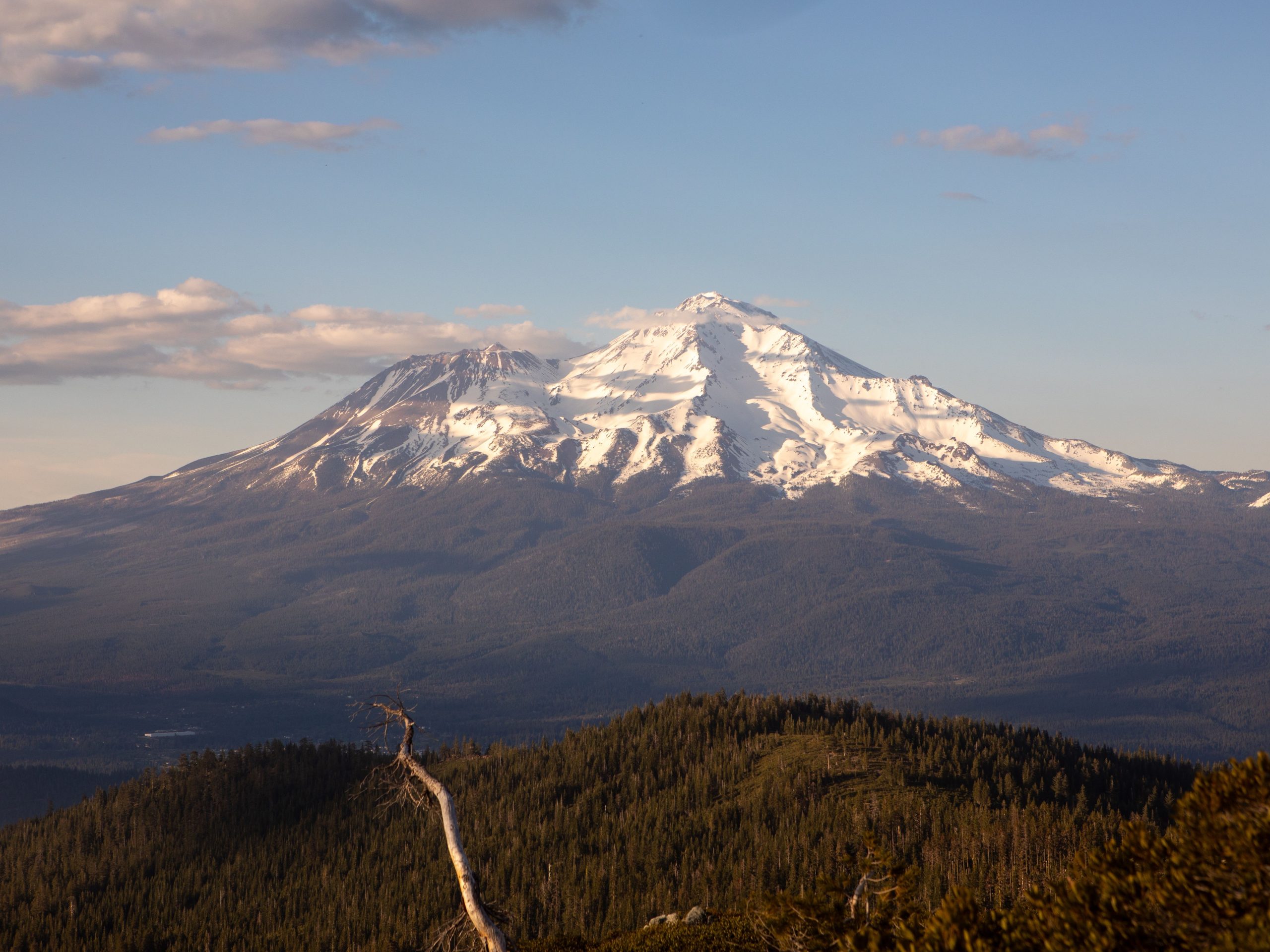 Três turistas ficam presos no Monte Shasta em trilha após seguirem recomendações de ferramenta de IA