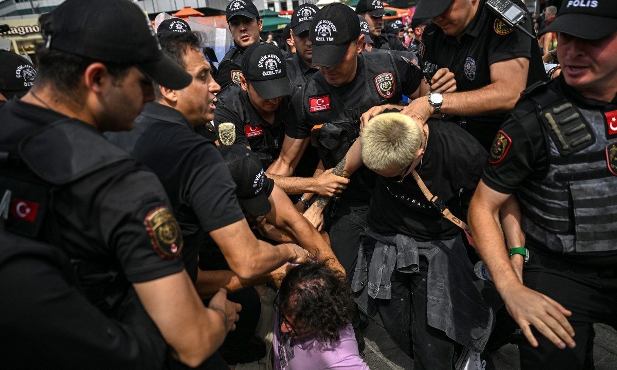 Turquia prende cerca de 150 pessoas que protestavam contra repressão LGBTQIA+