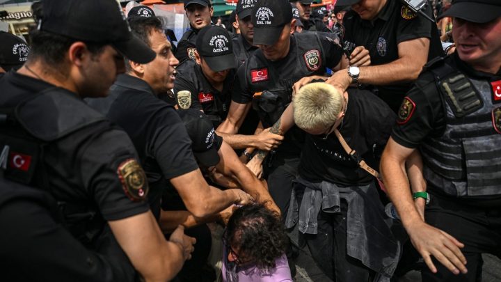 Turquia prende cerca de 150 pessoas que protestavam contra repressão LGBTQIA+