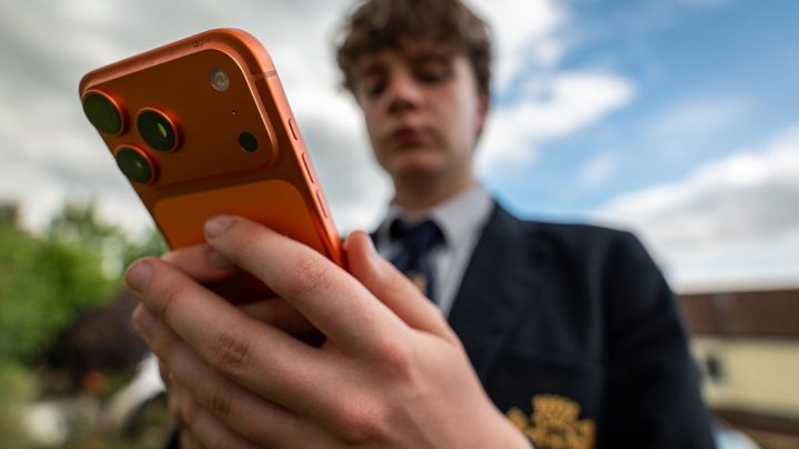 UE anuncia restrições às redes sociais para adolescentes e proibição para usuários menores de 13 anos