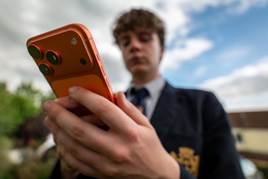 UE anuncia restrições às redes sociais para adolescentes e proibição para usuários menores de 13 anos