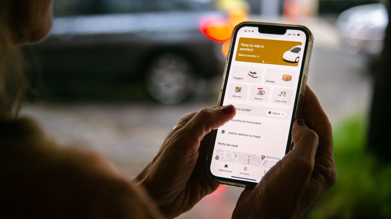 Uber é condenada a pagar US$ 40 milhões aos pais de jovem que morreu após ser deixada em rodovia nos EUA