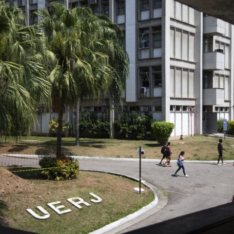 Uerj é condenada a pagar R$ 35 mil a cada candidata negra obrigada a prender cabelo em prova