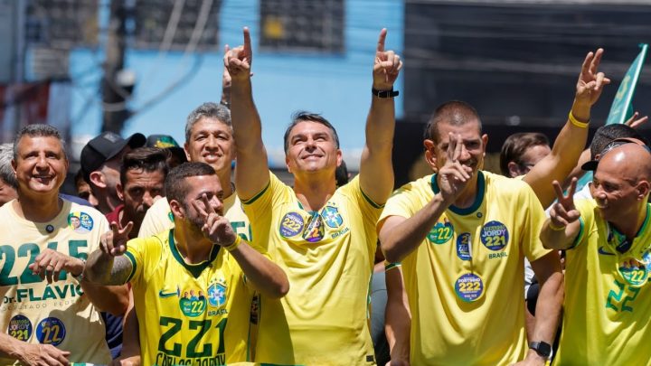 Um dia após proibição das bets, Flávio chama Lula de ‘pai do Tigrinho’ durante ato no Rio