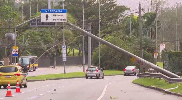 Ventania no Rio: poste e árvore caem; dois voos são cancelados no Santos Dumont