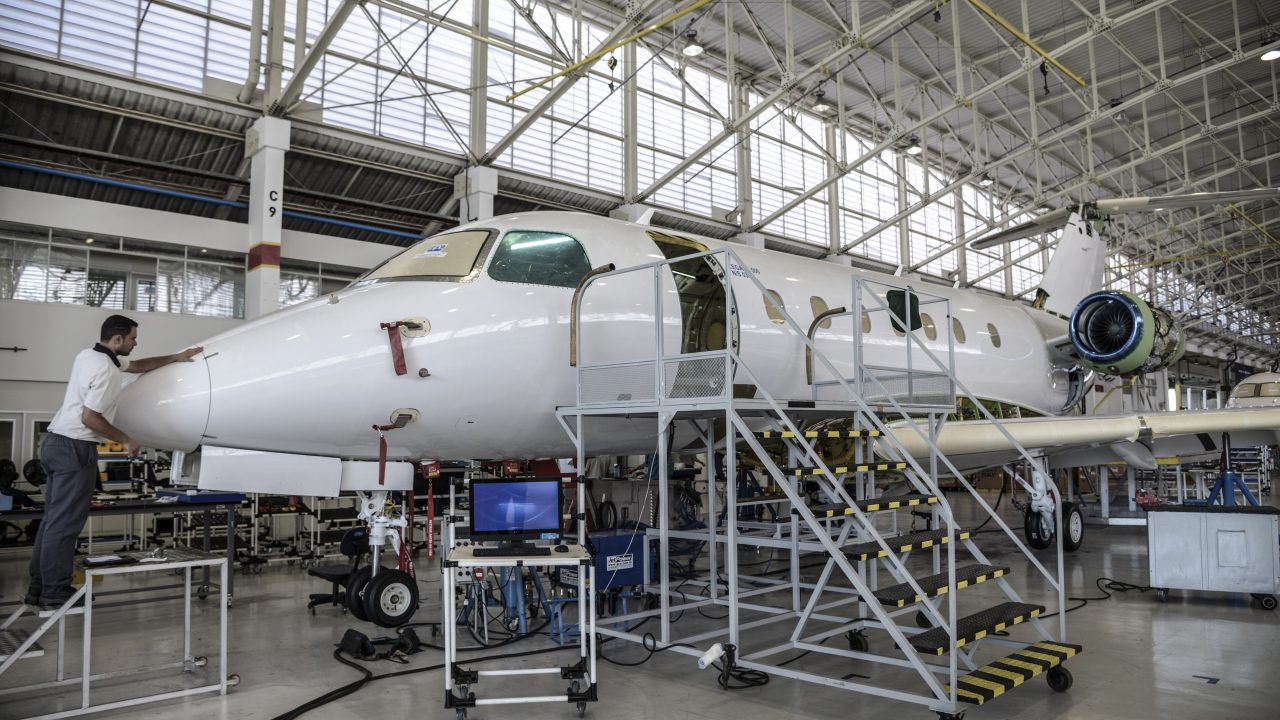 Veto à canadense Bombardier nos EUA pode favorecer a Embraer