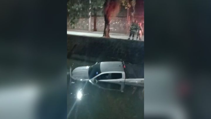 Vídeo: caminhonete cai em canal no Leblon; motorista não se feriu