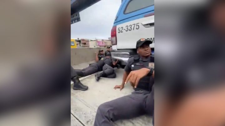 Vídeo: recrutas da PM buscam abrigo durante tiroteio na Avenida Brasil