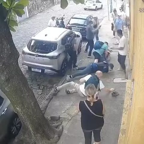 Vídeo: turista é baleado de raspão após reagir a assalto em Santa Teresa