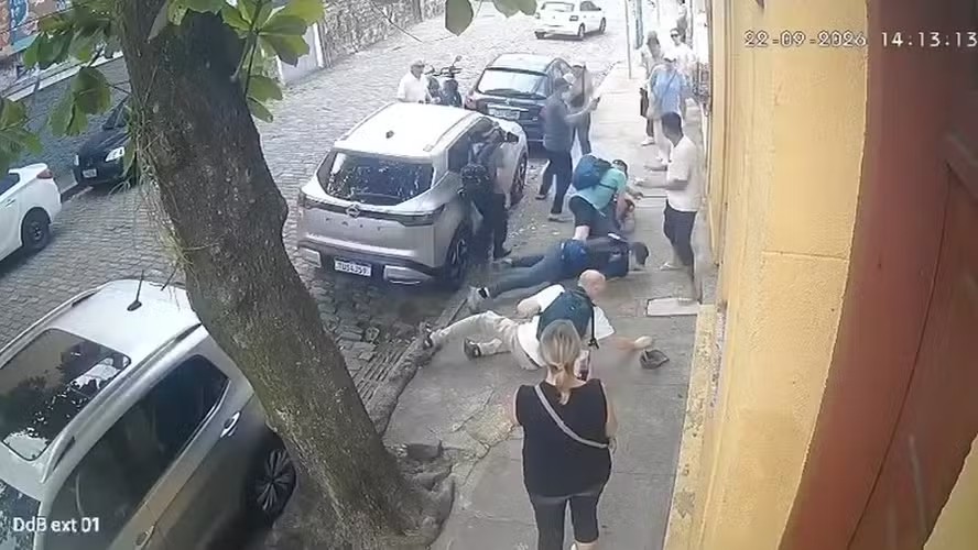 Vídeo: turista é baleado de raspão após reagir a assalto em Santa Teresa