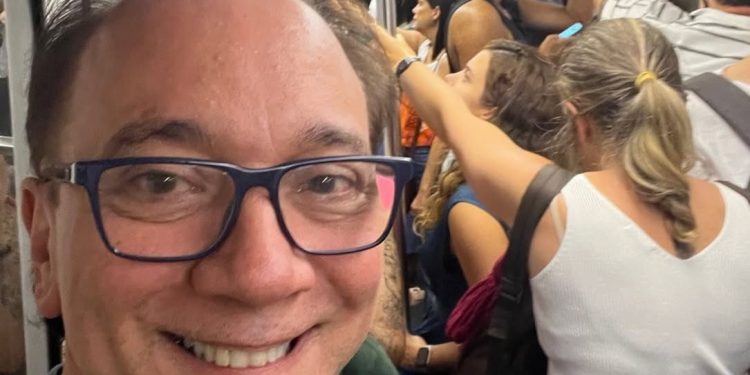 Vocalista do Biquini vai ao Rock in Rio de metrô; veja foto