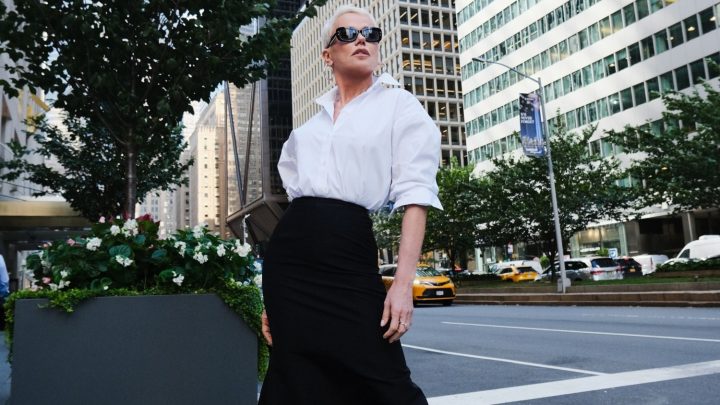 Xuxa resgata saia de Carolina Herrera comprada há mais de 30 anos em Nova York