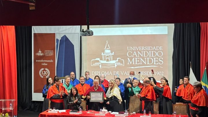 Zico veste beca rubro-negra ao ser nomeado Doutor Honoris Causa em universidade do Rio
