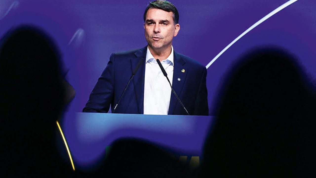 ‘Fala irmãozão’, ‘a caminho’ e ‘imagina a gente dando um calote’, relatório da PF sobre Dark Horse mostra mensagens de Flávio cobrando Vorcaro