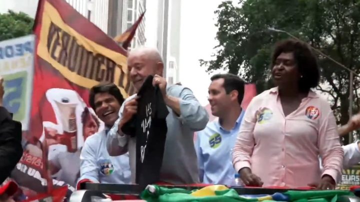 'As Malvinas são argentinas': Lula mostra camisa em ato no Rio e repercute no país vizinho
