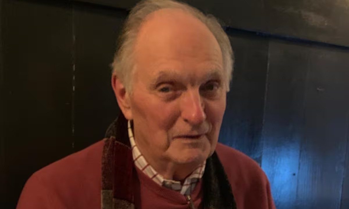 A maneira curiosa como Alan Alda enfrenta as dificuldades da doença de Parkinson aos 90 anos: 'É como um hobby'
