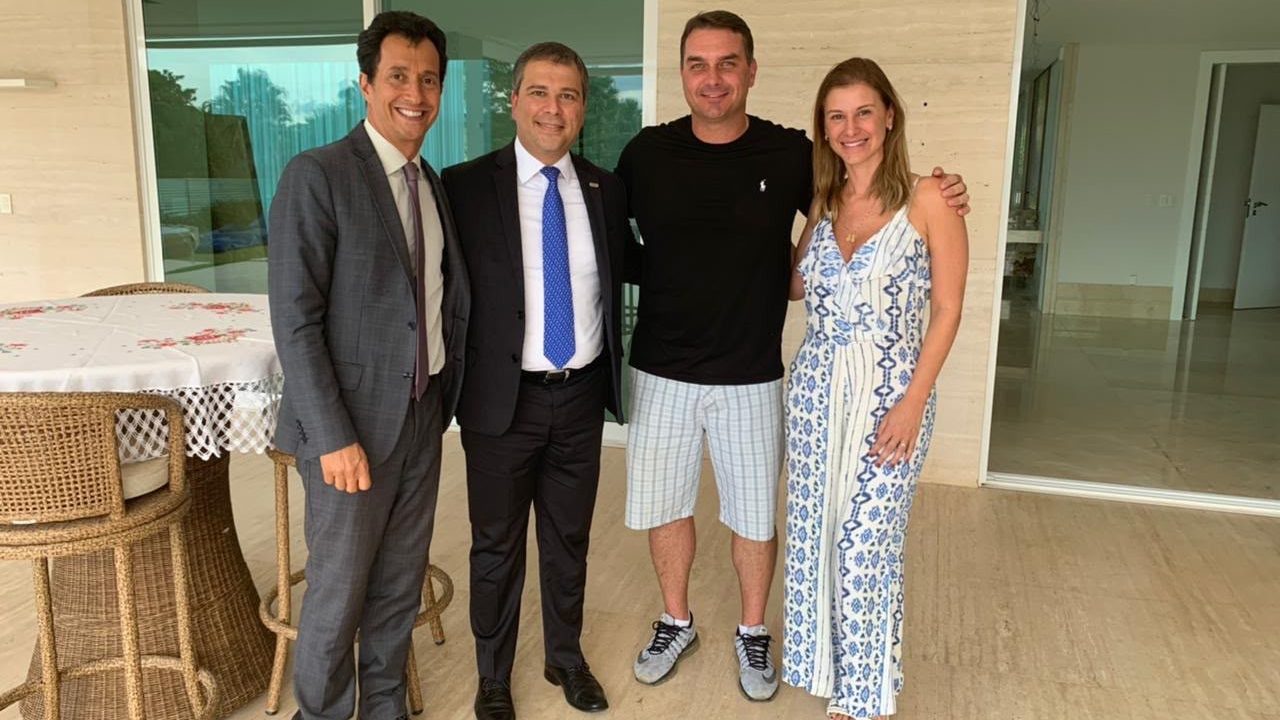 A mansão de Flávio Bolsonaro e a gentileza do tabelião de Brasília