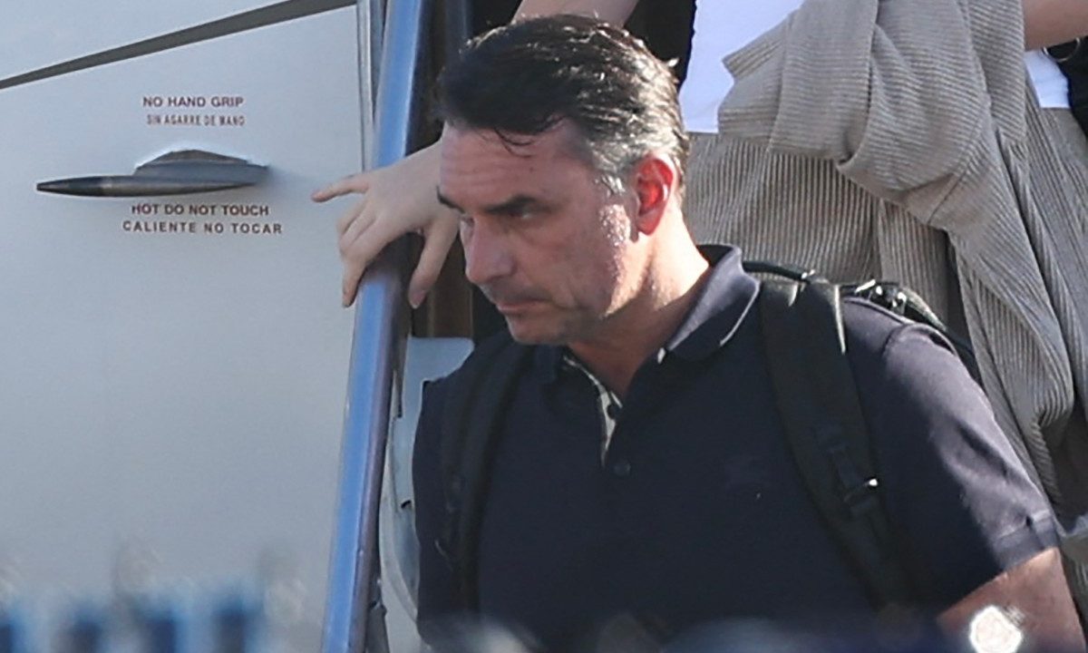 Advertências a helicópteros, estacionamento na alfândega e novo voo: comunicações do aeroporto mostram bastidores da chegada de Flávio aos EUA