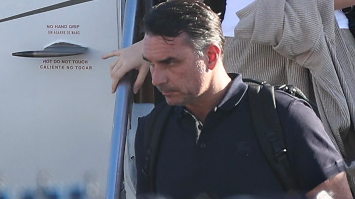 Advertências a helicópteros, estacionamento na alfândega e novo voo: comunicações do aeroporto mostram bastidores da chegada de Flávio aos EUA