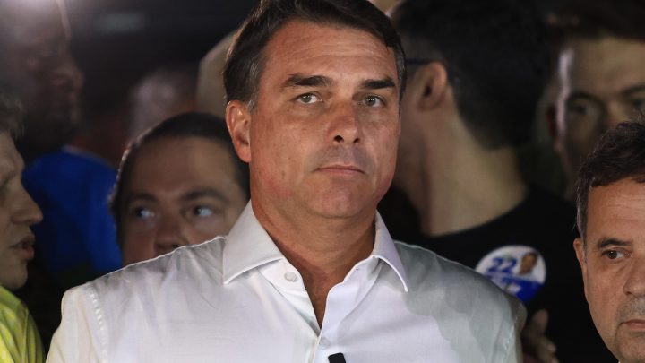 Aliados de Lula criticam Flávio após possível ida do senador aos EUA: 'Covardia e vergonha'