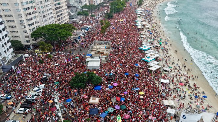 Apoiadores ocupam quarteirões da Praia de Copacabana (RJ) em ato sem Lula no Rio