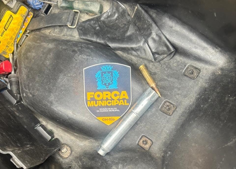Após acidente de trânsito, casal acaba preso com moto roubada e munição de fuzil na Barra; vídeo
