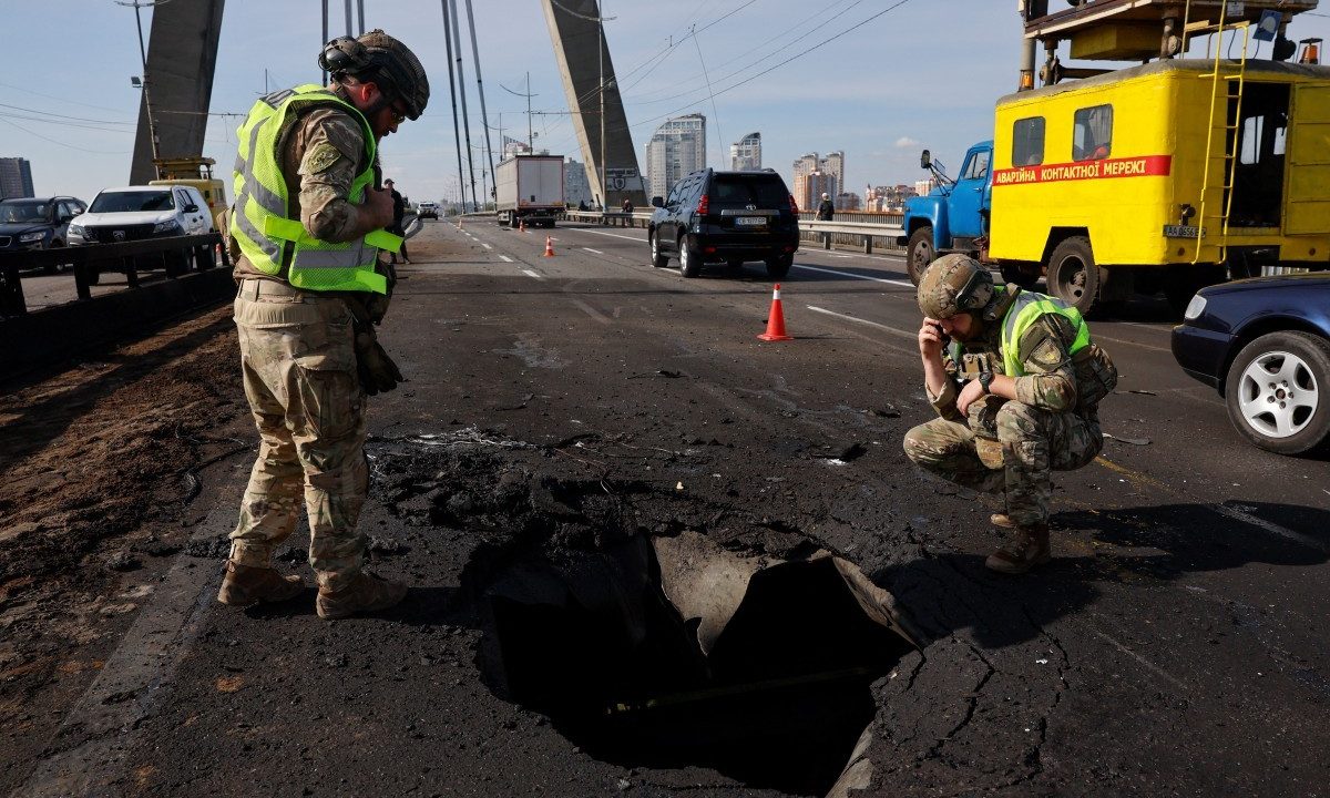 Após vários ataques nos últimos dias, drone russo atinge outra ponte em Kiev durante visita de chanceler alemão à Ucrânia