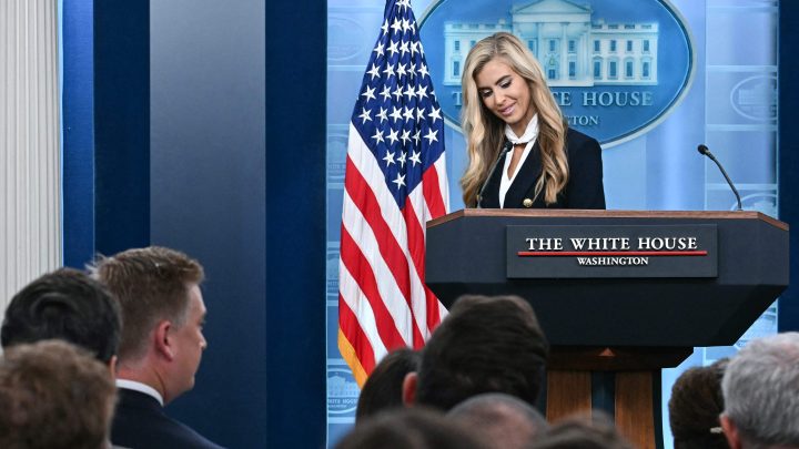 Apresentada como advogada por Trump, porta-voz da Casa Branca é denunciada por não poder exercer a profissão