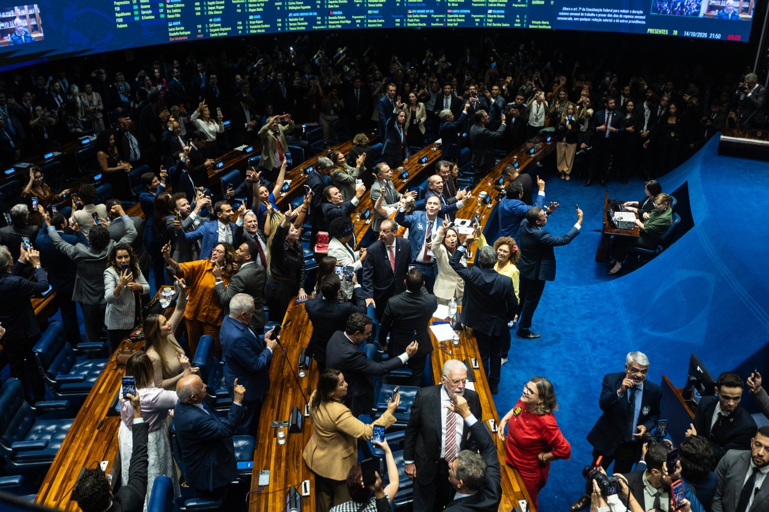 Congresso Nacional faz sessão para promulgar o fim da escala 6×1