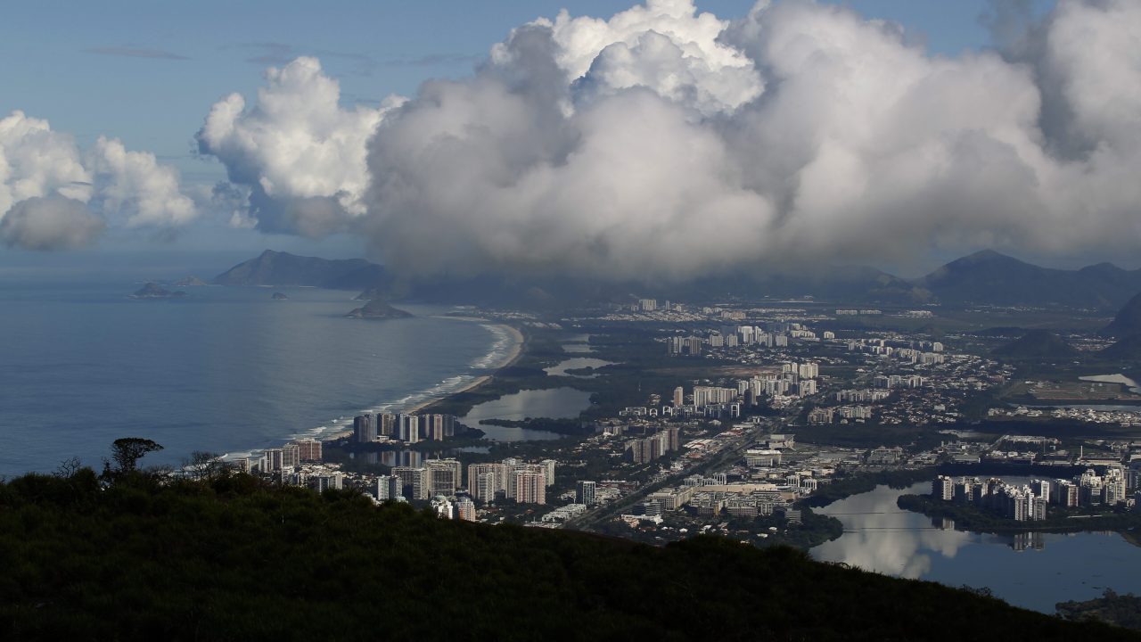 Asa-delta cai em área de difícil acesso após decolagem da Pedra Bonita, no Rio
