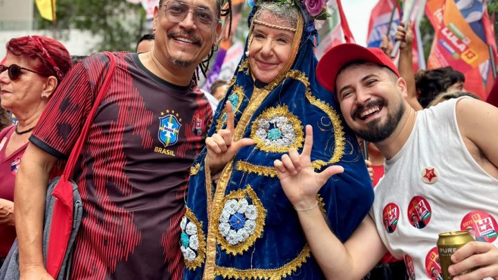 Atriz vestida de Nossa Senhora Aparecida atrai atenções em ato de Lula no Rio