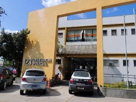 Bebê de 8 meses é morto asfixiado em Macaé; mãe e padrasto são presos