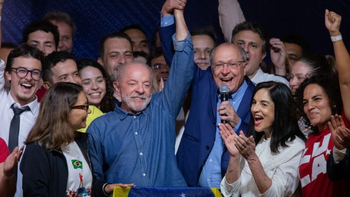 Bolsa Família conecta Lula a evangélicos, e petista avança nas cidades dependentes do auxílio com mais fiéis