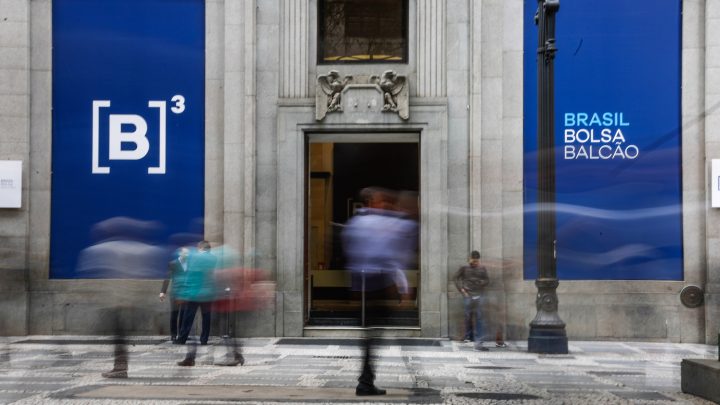 Bolsa renova recorde e dólar tem maior queda semanal desde 2022