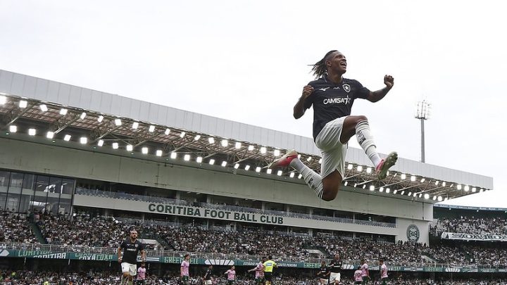 Botafogo mantém jejum de vitórias no Brasileiro e só empata com o Coritiba