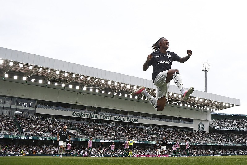 Botafogo mantém jejum de vitórias no Brasileiro e só empata com o Coritiba