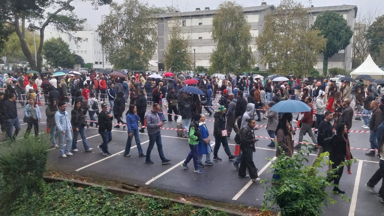 Brasileiros enfrentam chuva e filas para votar em Portugal