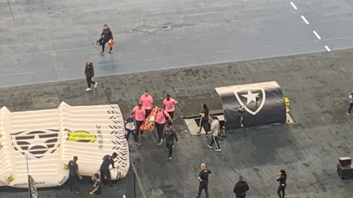 Bruno Duarte, do Vasco, é substituído no clássico contra o Botafogo após sentir falta de ar e cair desacordado no gramado; veja
