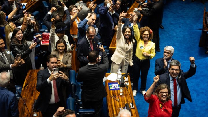 Campanha de Lula explora chance de mudança na jornada com Flávio, que tenta redirecionar debate público