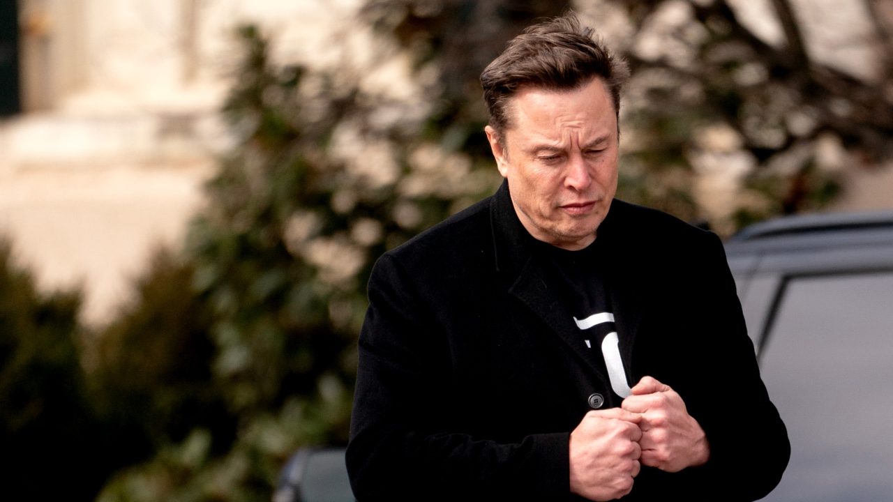 Checagem do X falhou em detectar mentiras sobre eleições nos EUA, incluindo posts de Musk, diz estudo