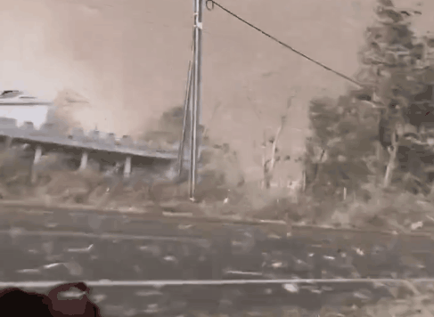 Ciclone na Índia faz dezenas de milhares evacuarem a costa e deixa destruição, após ventos de 135 km/h; vídeo