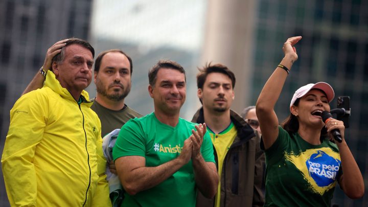 Clã Bolsonaro: Jair tenta eleger 3 filhos, 2 cunhados, irmão e atual e ex-mulher