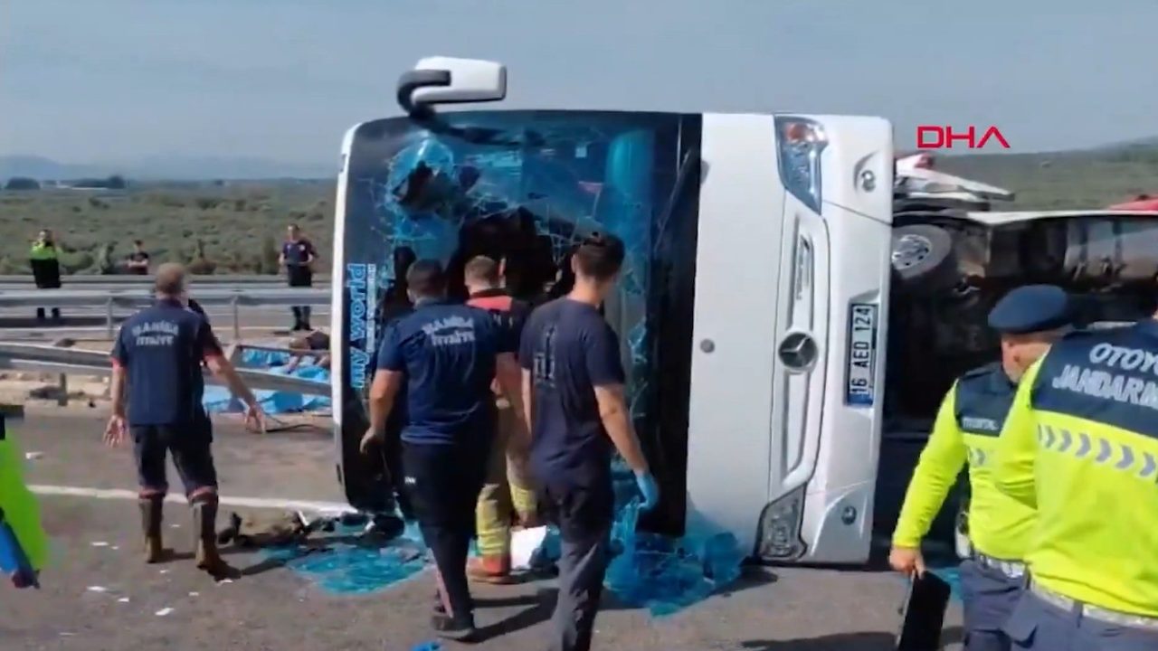 Colisão entre ônibus e caminhão deixa 11 mortos e 27 feridos na Turquia